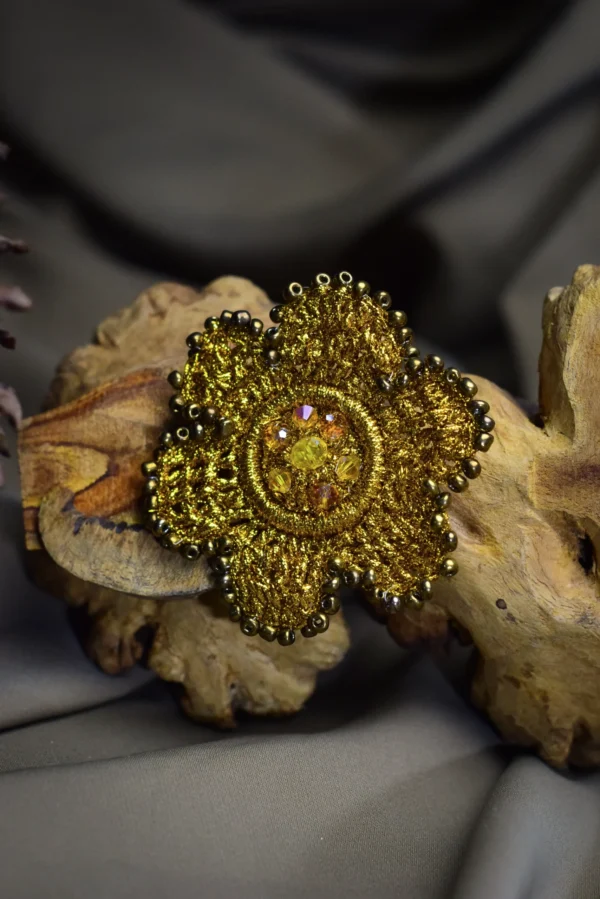 TAVIA BROOCH (RS - 6034)